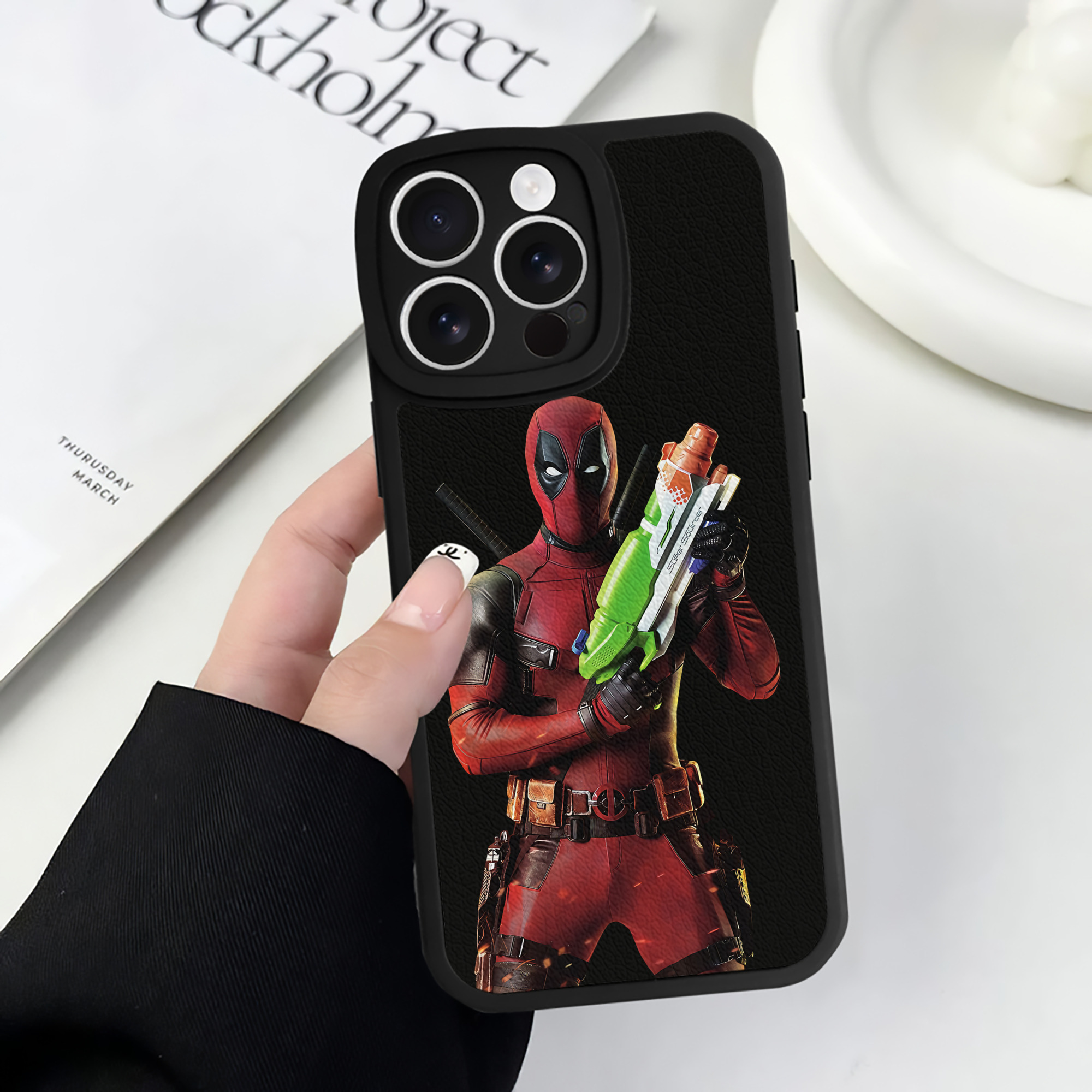 （画像用） Deadpool デッドプール 【iPhone 16シリーズ対応】シリコンスマホケース（レザー調） 材質：シリコン